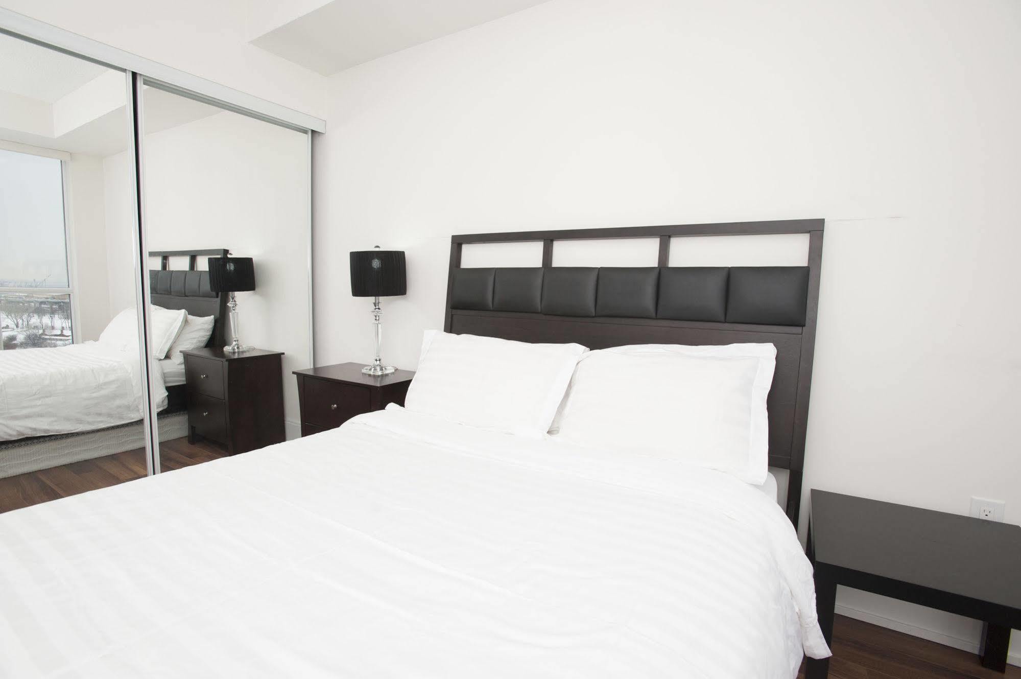 Life Suites Luxury Downtown Condos Toronto Eksteriør billede